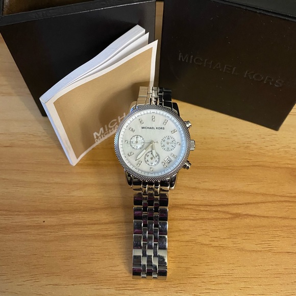 Micheal Kors MK5020 Stainless steel bracelet new battery come with leather case - Picture 4 of 7